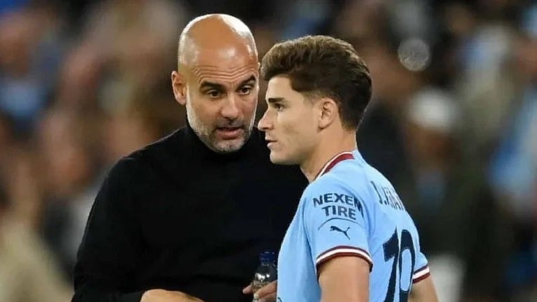 হুলিয়ান আলভারেজ যখন পেপ গার্দিওলার অধীনে ম্যানচেস্টার সিটিতে খেলতেন